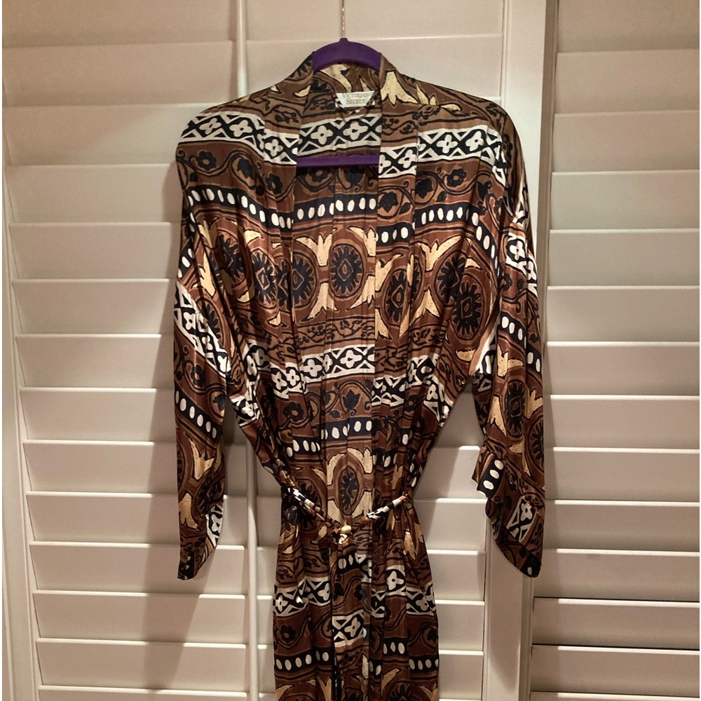 Beautiful Victoria’s Secret silk robe in pristine condition (size medium)
